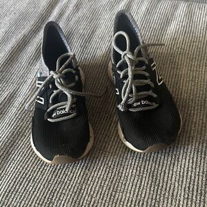 New Balance Black and Gray Sneakers with Breathable Mesh and Streamlined Design